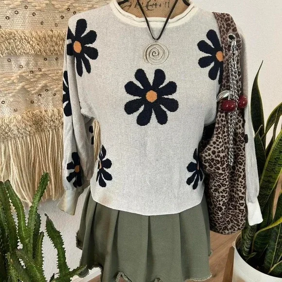 Cream and black retro daisy floral sweater with a vintage vibe small - Picture 2 of 7